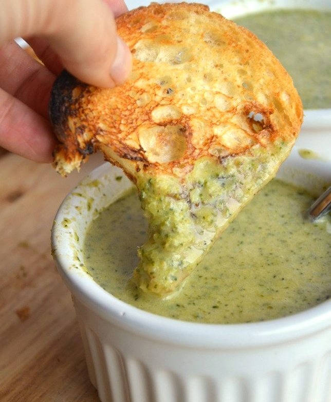 Creamy and Cheesy Vegan Broccoli Soup